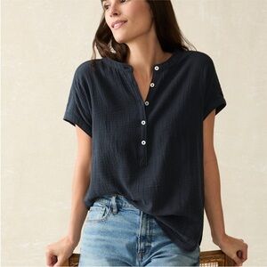 Faherty Dream Desmond Organic Cotton Top in navy blue
Size S